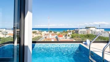 Estudio exclusivo, 1 cama King size, alberca privada, vista al océano | Vista a la playa o el mar