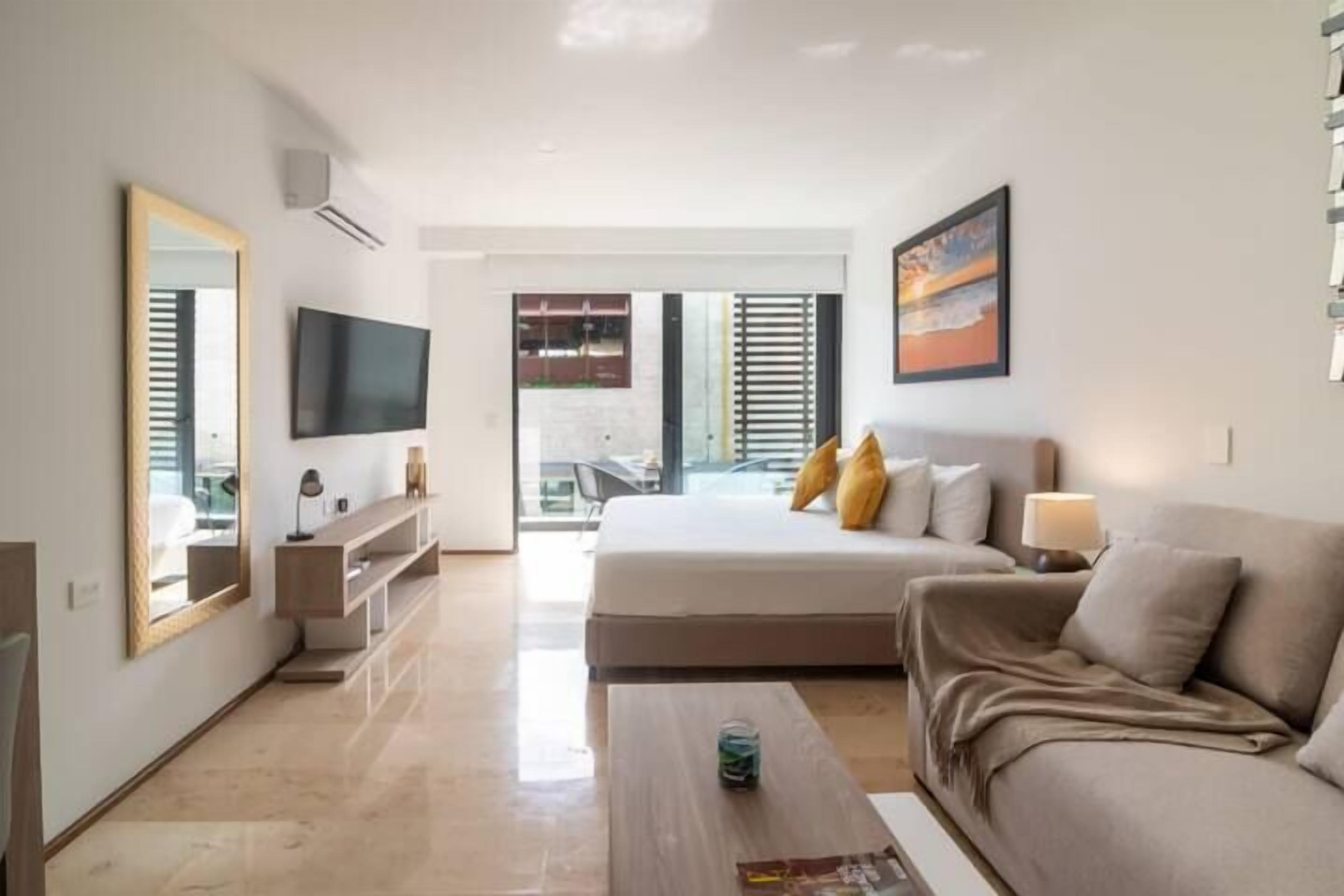 Tabla de planchar con plancha, wifi gratis y ropa de cama 