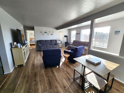 Sandy Paws ~ Pet friendly,  Fenced yard Hot tub and fire pit