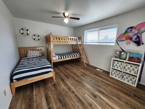 3 bedrooms, internet, bed sheets - Sandy Paws ~ Pet friendly,  Fenced yard Hot tub and fire pit (Ocean Shores)