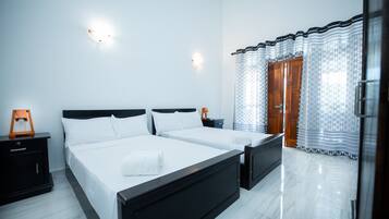 Deluxe Twin Room | Individually furnished, desk, free WiFi, bed sheets