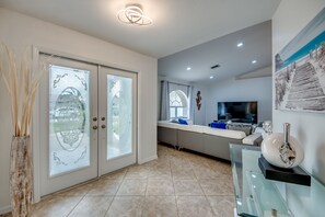 Smart TV - New to VRBO, Pelican Way, Heated Private Pool, Large Lanai area, Billiards..... (Cape Coral)