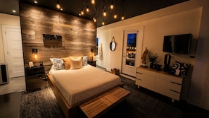 2 bedrooms, desk, iron/ironing board, free WiFi - Seacliff- Luxury Halifax Waterfront Paradise -Pool, Hot Tub, Wharf & Boathouse (Halifax)