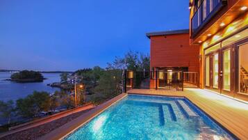 Piscina all'aperto, una piscina riscaldata