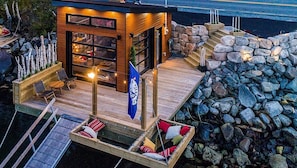Exterior - Seacliff- Luxury Halifax Waterfront Paradise -Pool, Hot Tub, Wharf & Boathouse (Halifax)