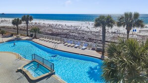 Une piscine avec vue sur la plage et l’océan.