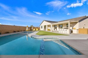 A heated pool - Sands of Luxury: Stylish Oasis W/ Pool & Jacuzzi (Indio)