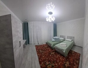 Habitación básica con 1 cama doble o 2 individuales | Escritorio, espacio para trabajar con un portátil, cortinas opacas