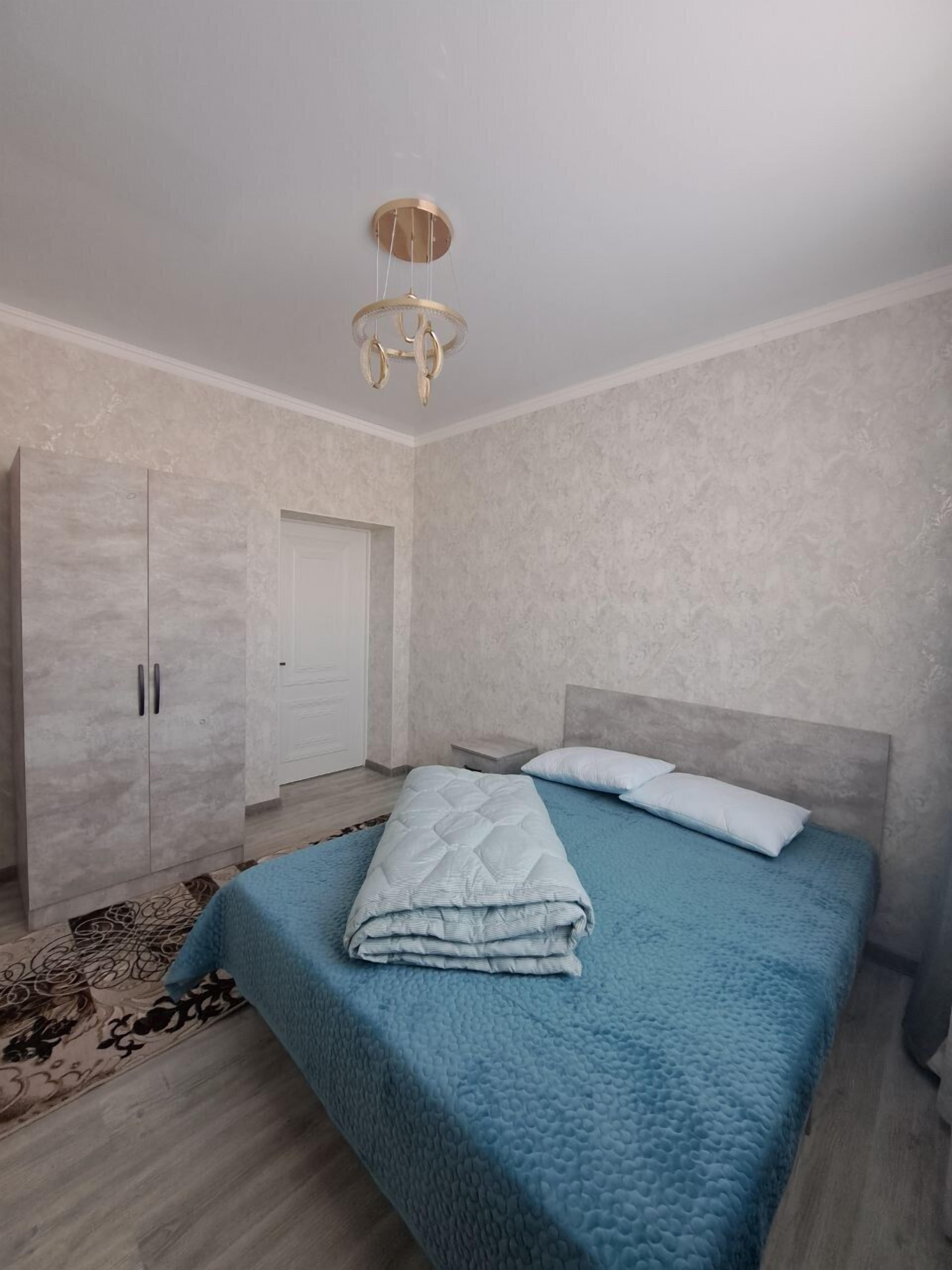 Eenvoudige tweepersoonskamer | Een bureau, een laptopwerkplek, verduisterende gordijnen