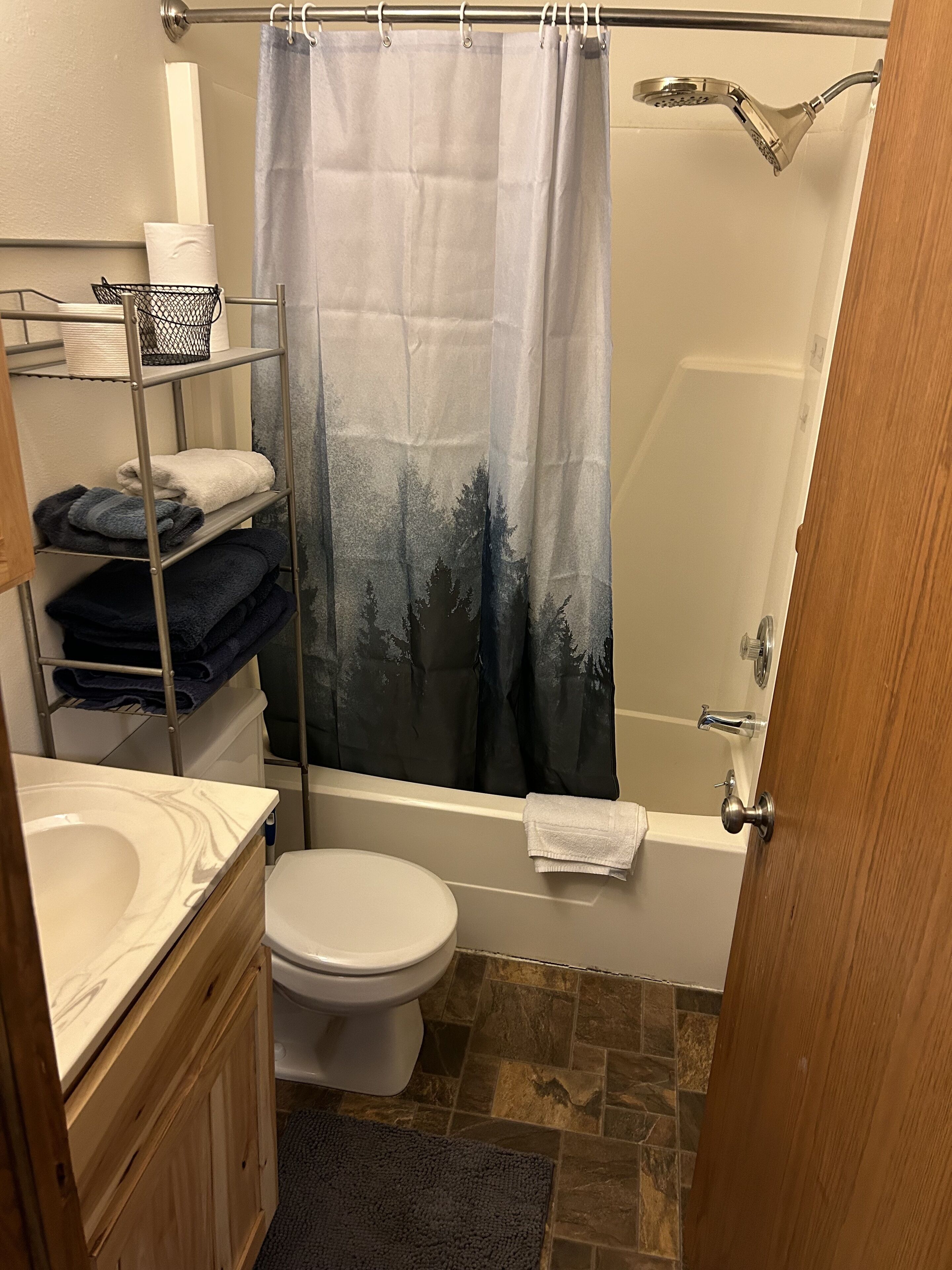 Sèche-cheveux, serviettes fournies, savon, shampoing