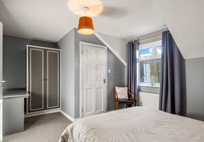 6 bedrooms, desk, iron/ironing board, travel cot