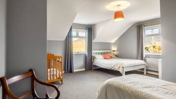 6 quartos, escrivaninha, ferros/tábuas de passar roupa, berço de viagem