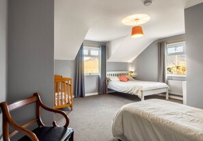 6 Schlafzimmer, Schreibtisch, Bügeleisen/Bügelbrett, Reisekinderbett