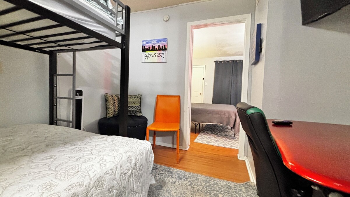 Photo 14 of Urban Retreat near Downtown, Airports, NASA: 2floors 2brm 2bth Wshr & dryer