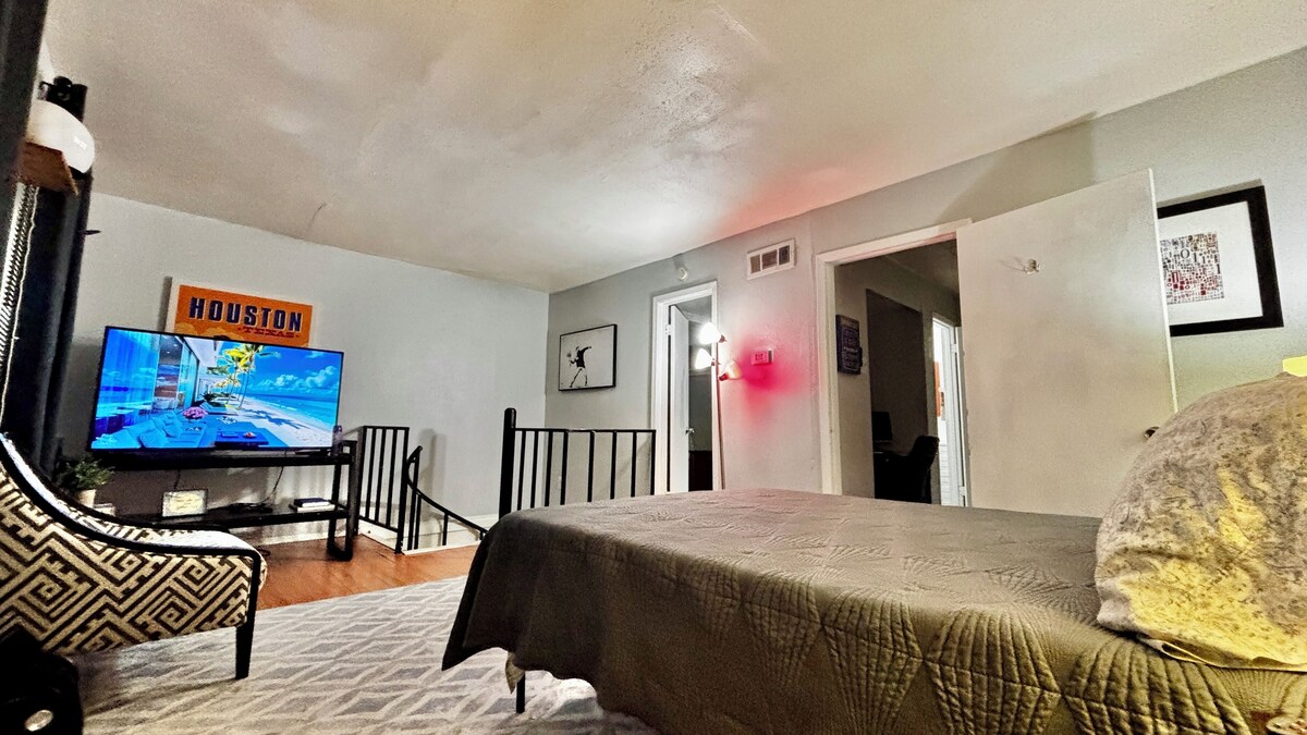 Photo 12 of Urban Retreat near Downtown, Airports, NASA: 2floors 2brm 2bth Wshr & dryer