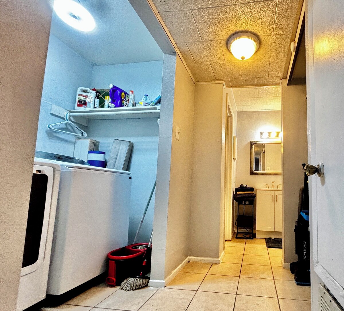 Photo 7 of Urban Retreat near Downtown, Airports, NASA: 2floors 2brm 2bth Wshr & dryer