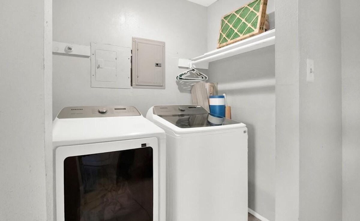 Photo 9 of Urban Retreat near Downtown, Airports, NASA: 2floors 2brm 2bth Wshr & dryer