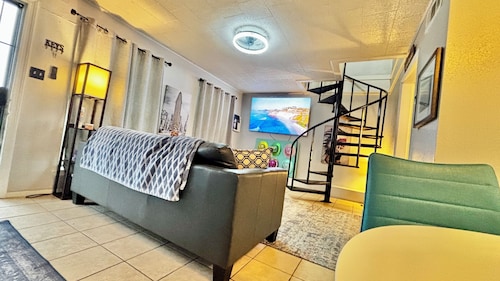 Urban Retreat near Downtown, Airports, NASA: 2floors 2brm 2bth   Wshr & dryer