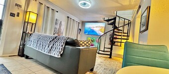 Urban Retreat near Downtown, Airports, NASA: 2floors 2brm 2bth   Wshr & dryer