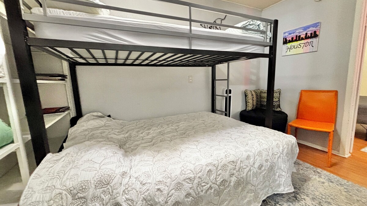 Photo 15 of Urban Retreat near Downtown, Airports, NASA: 2floors 2brm 2bth Wshr & dryer