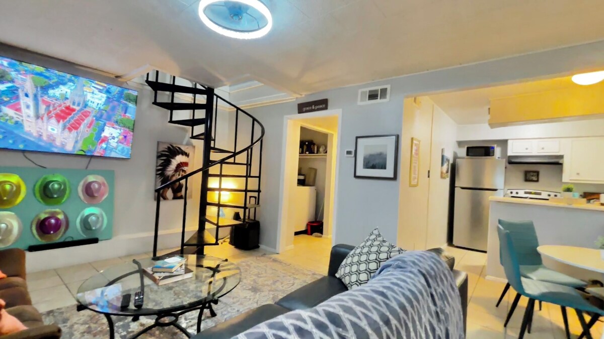 Photo 4 of Urban Retreat near Downtown, Airports, NASA: 2floors 2brm 2bth Wshr & dryer