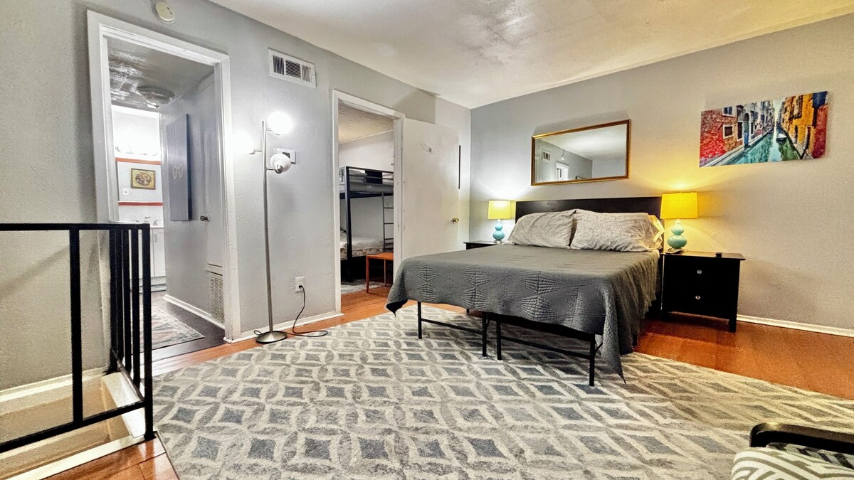 Photo 10 of Urban Retreat near Downtown, Airports, NASA: 2floors 2brm 2bth Wshr & dryer