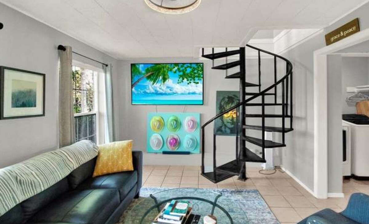 Photo 3 of Urban Retreat near Downtown, Airports, NASA: 2floors 2brm 2bth Wshr & dryer
