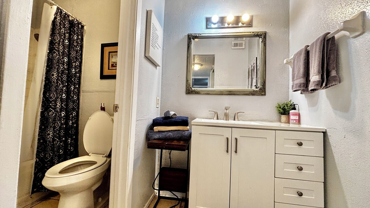 Photo 16 of Urban Retreat near Downtown, Airports, NASA: 2floors 2brm 2bth Wshr & dryer