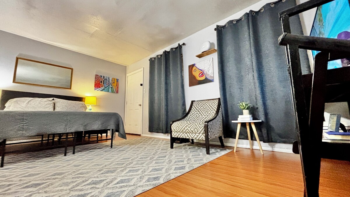 Photo 11 of Urban Retreat near Downtown, Airports, NASA: 2floors 2brm 2bth Wshr & dryer