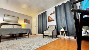 2 bedrooms, iron/ironing board, WiFi, bed sheets - Urban Retreat near Downtown, Airports, NASA: 2floors 2brm 2bth Wshr & dryer (Houston)