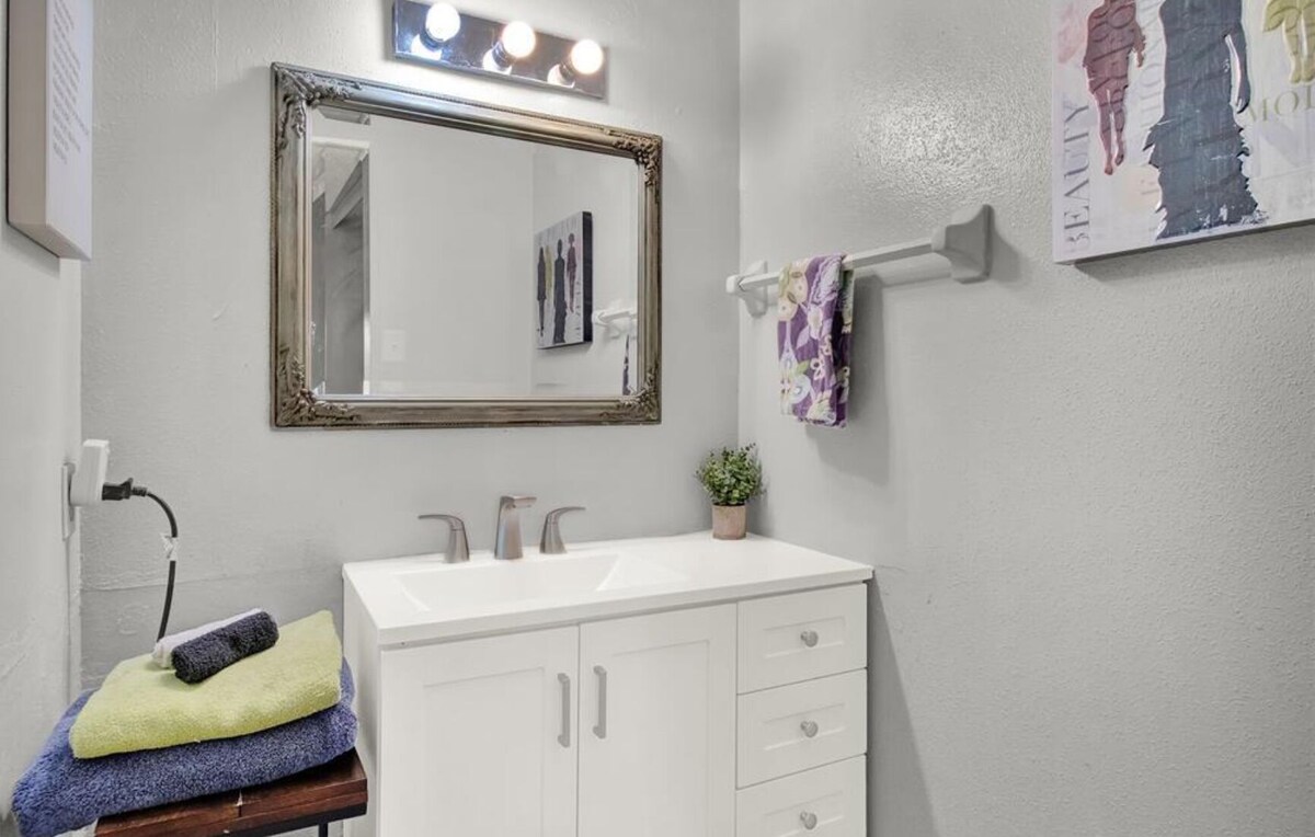 Photo 17 of Urban Retreat near Downtown, Airports, NASA: 2floors 2brm 2bth Wshr & dryer