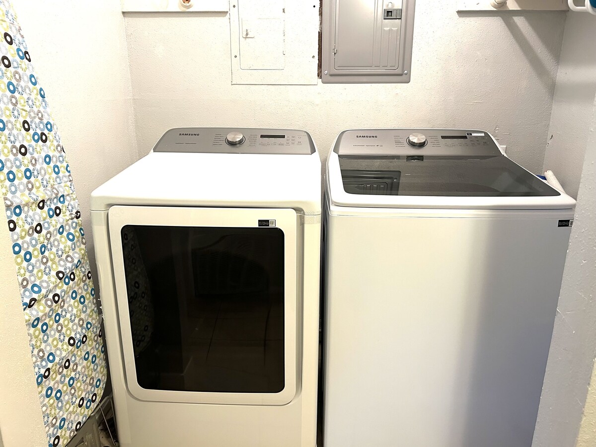 Photo 8 of Urban Retreat near Downtown, Airports, NASA: 2floors 2brm 2bth Wshr & dryer