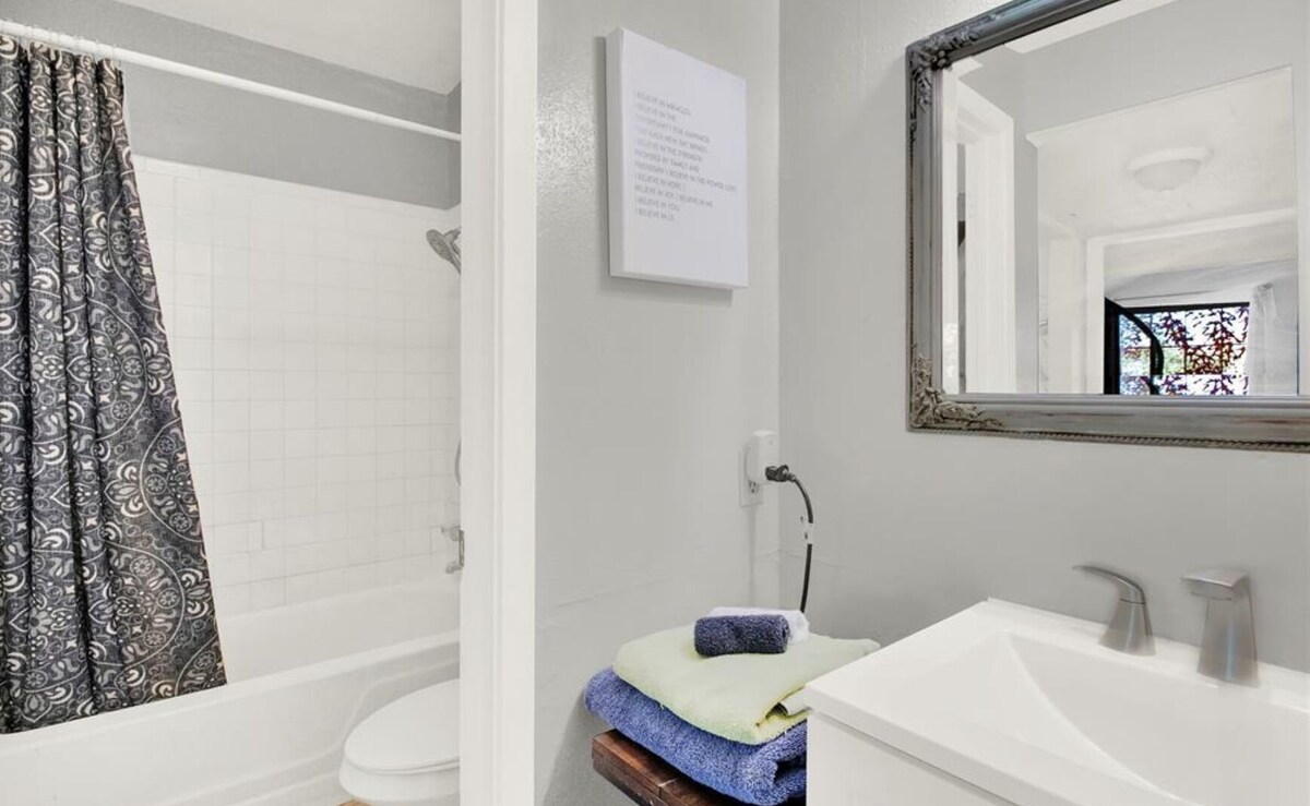Photo 18 of Urban Retreat near Downtown, Airports, NASA: 2floors 2brm 2bth Wshr & dryer