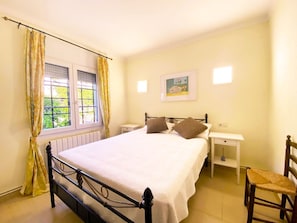 3 chambres, fer et planche à repasser, accès au Wi-Fi (inclus)