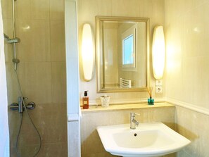 Shower, hair dryer, towels