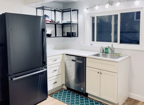 Kjøleskap, mikrobølgeovn, ovn og kokeplater