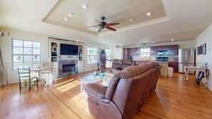 Living area - Headberg's Beach Oasis (Crystal Beach)