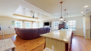 Interior - Headberg's Beach Oasis (Crystal Beach)