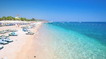 Beach nearby, white sand, 6 beach bars