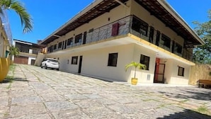 A two-story building with a flat roof and a balcony on the upper floor. - Pousada Maristella (Salvador)