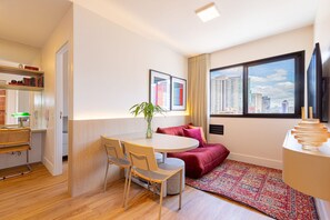 Interior - Burgundy blue: 2 bedrooms, beautiful view (São Paulo)