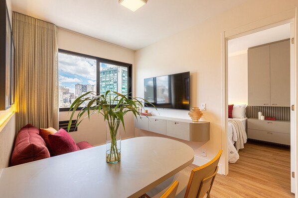 Interior - Burgundy blue: 2 bedrooms, beautiful view (São Paulo)