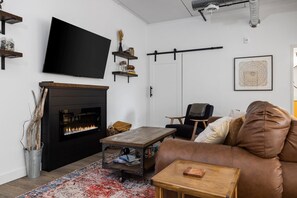 Smart TV, fireplace, books - TC 2 BR Condo w/Rooftop Hot Tubs, Top Location, Dog Friendly! (Traverse City)