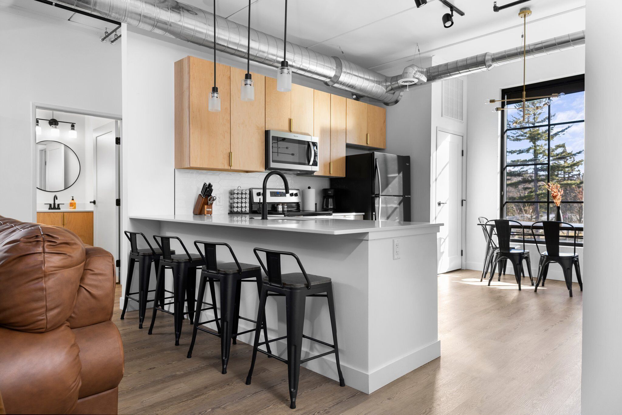 Jääkaappi, mikroaaltouuni, uuni, liesi