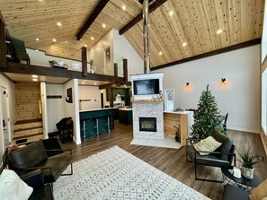 Smart TV, fireplace - Forest Cabin Getaway! Sleeps 8, Hot Tub, Fireplace (RM of Alexander)