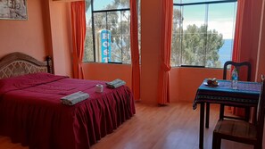 Family Room | Desk, free WiFi - Hostal restauran flor de mi tierra (Copacabana)