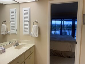 2 bedrooms, WiFi, bed sheets - 2/2.5 Waterfront condo with pools and tennis courts (Bokeelia)