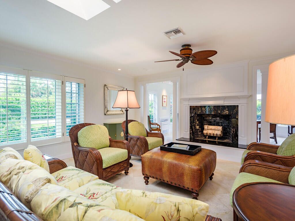 Close to Naples Beach and downtown 5 bedroom/ 5 bath pool home with pool cabana
