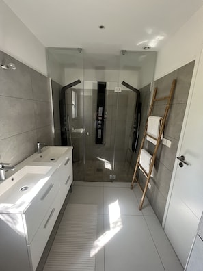 Shower, towels