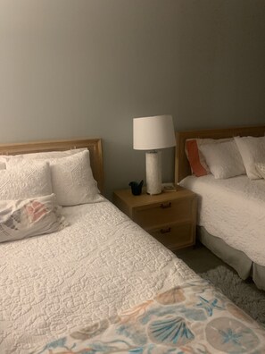 2 habitaciones, escritorio, tabla de planchar con plancha y wifi gratis